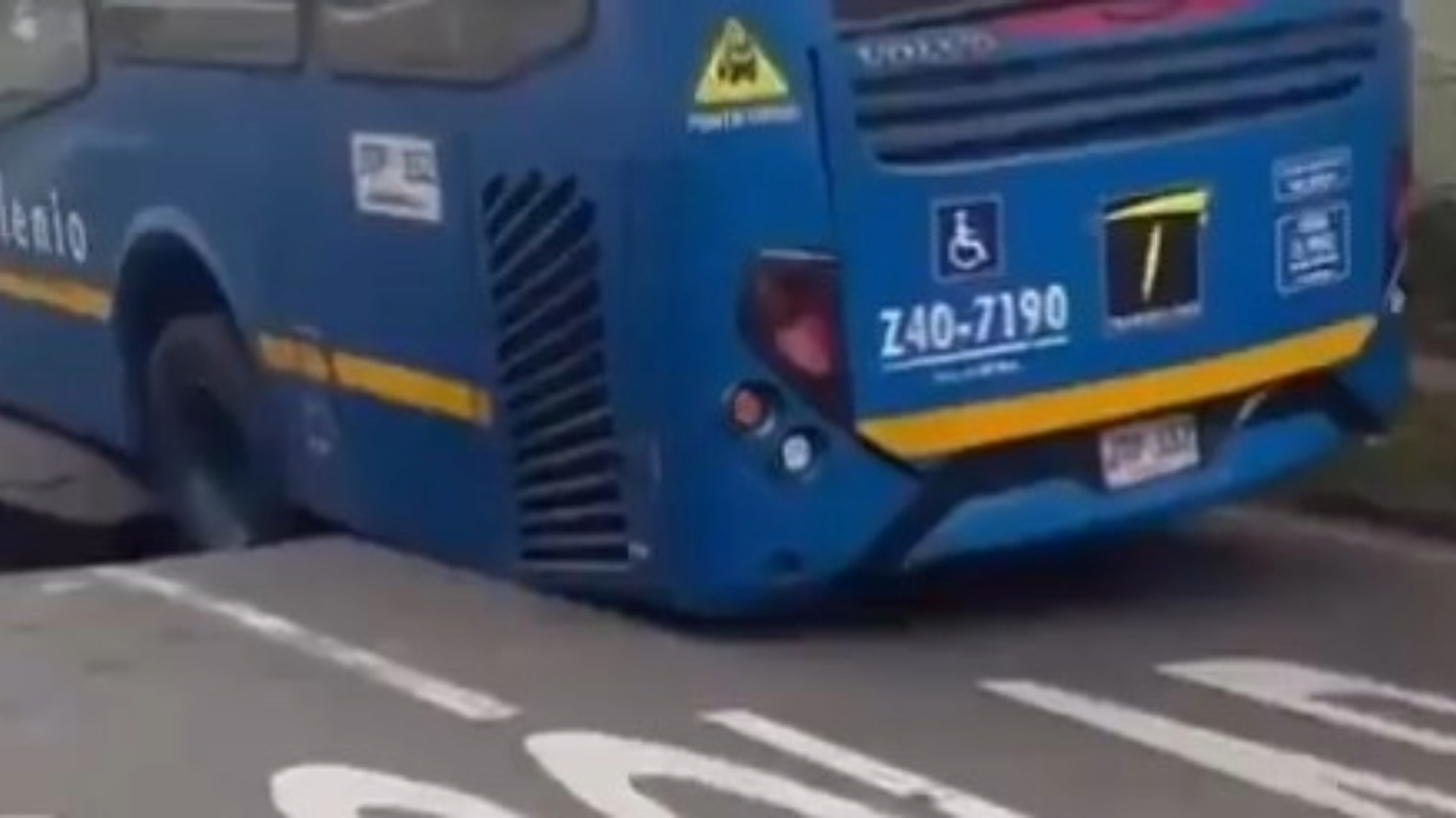 La tierra se tragó un bus en Bogotá.