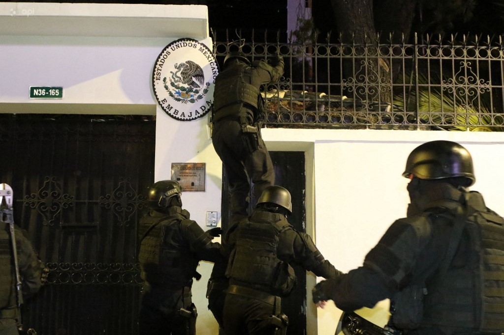 Policía ecuatoriana irrumpe en embajada de México este viernes 5 de abril de 2024.