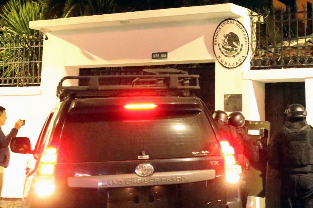 Policía de Ecuador irrumpe en la embajada de México para sacar a exvicepresidente asilado allí.