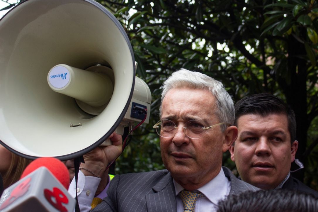 Álvaro Uribe compara la crisis de la salud con expropiación. 