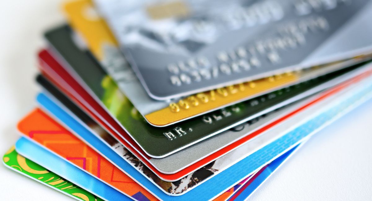 Bancolombia, Banco de Bogotá y Nubank son algunos de los bancos que ofrecen tarjetas de crédito sin cuota de manejo en Colombia.