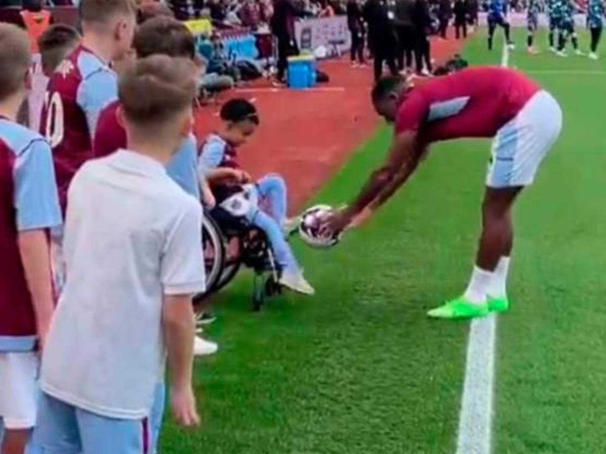 Jhon Jáder Durán compartió con niños hinchas del Aston Villa y se viralizó