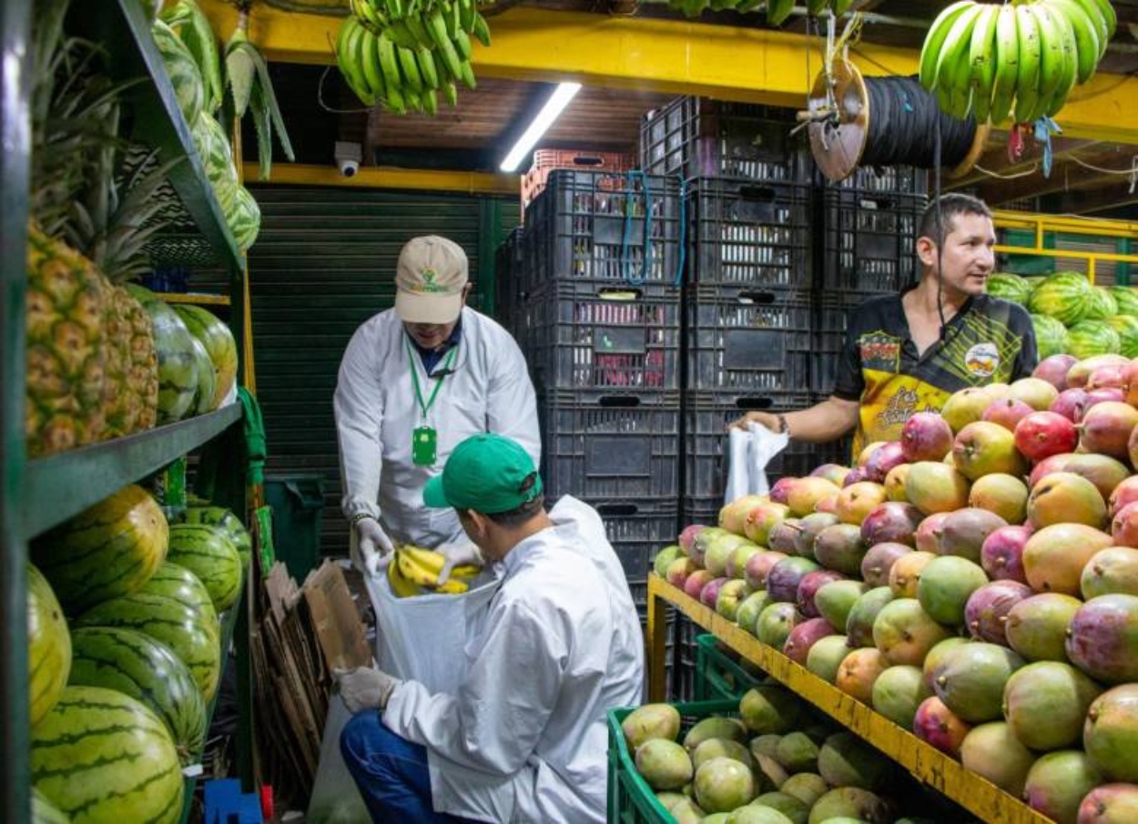 Así es como las plazas de mercado de Medellín recuperan alimentos para los más pobres