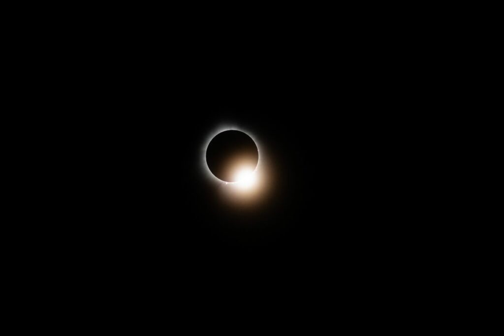 En Wapakoneta, Ohio, Estados Unidos, las personas apreciaron la totalidad del eclipse solar durante 4 minutos con un anillo de diamante - Foto: Matthew Hatcher/ Getty Images/ AFP.