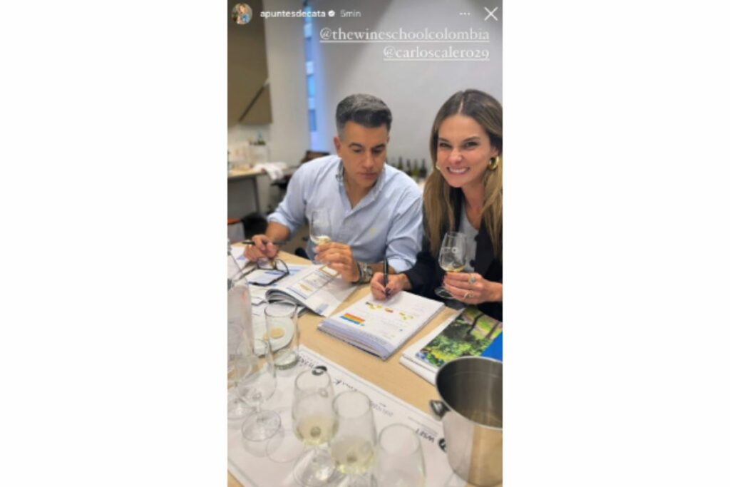 Carlos Calero y Catalina Gómez toman clase para ser expertos en vino. / captura de pantalla instagram @apuntesdecata