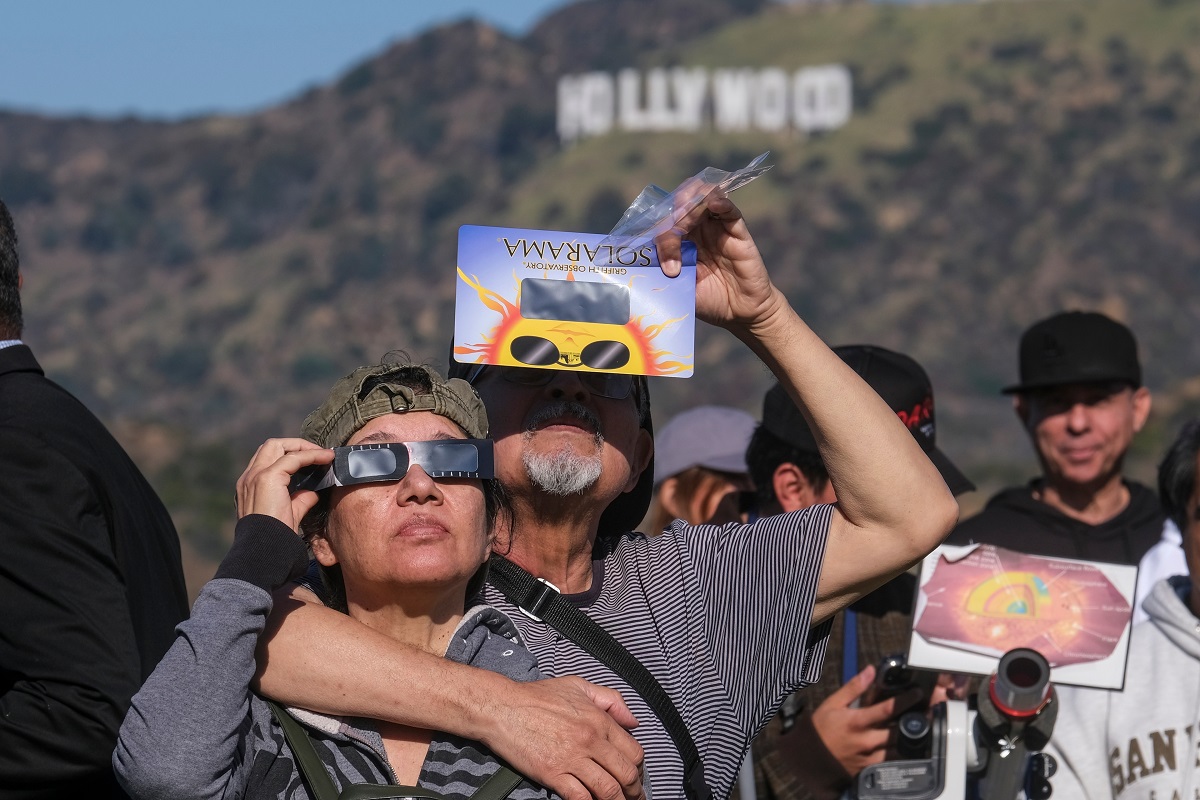 Personas viendo un eclipse solar, a propósito del ocurrido el 8 de abril de 2024 en Norteamérica.