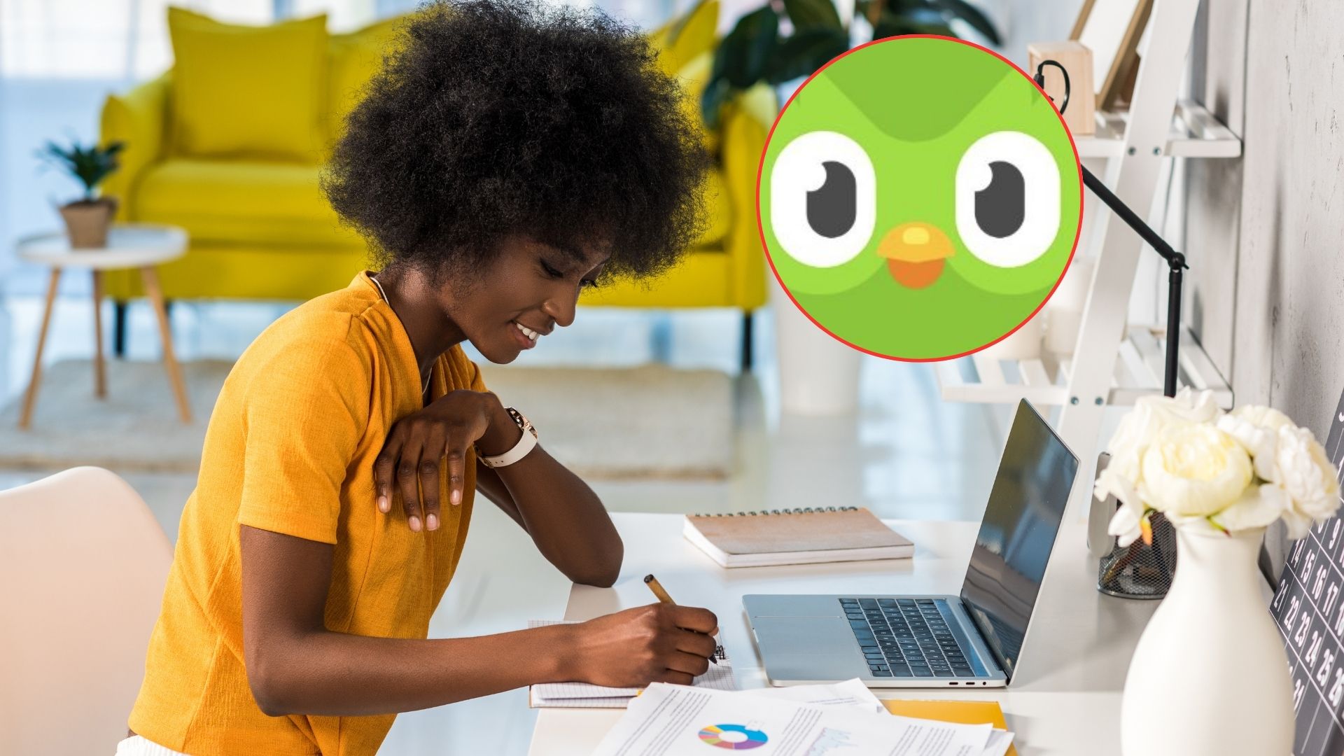 Imagen de trabajo en casa por nota sobre oferta de Duolingo