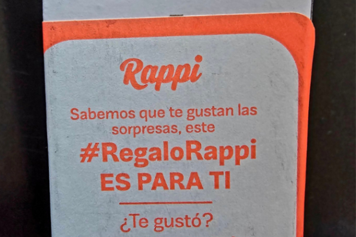 A usuarios de Rappi Turbo les está llegando cigarrillo electrónico como regalo en los domicilios y con una etiqueta que dice "muestra comercial". 