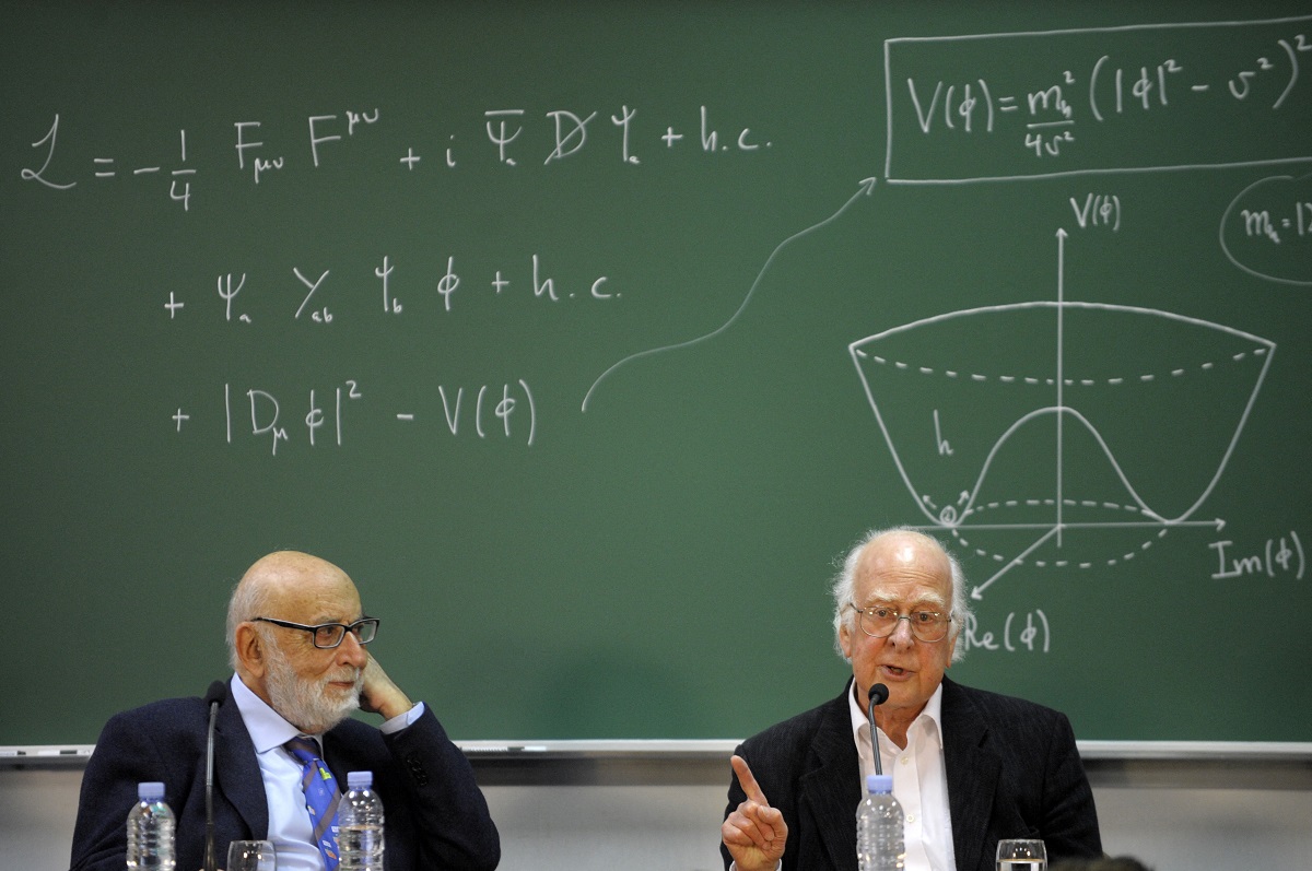 Peter Higgs, físico que propuso el bosón de Higgs, clave para la comprensión de la materia en el universo.