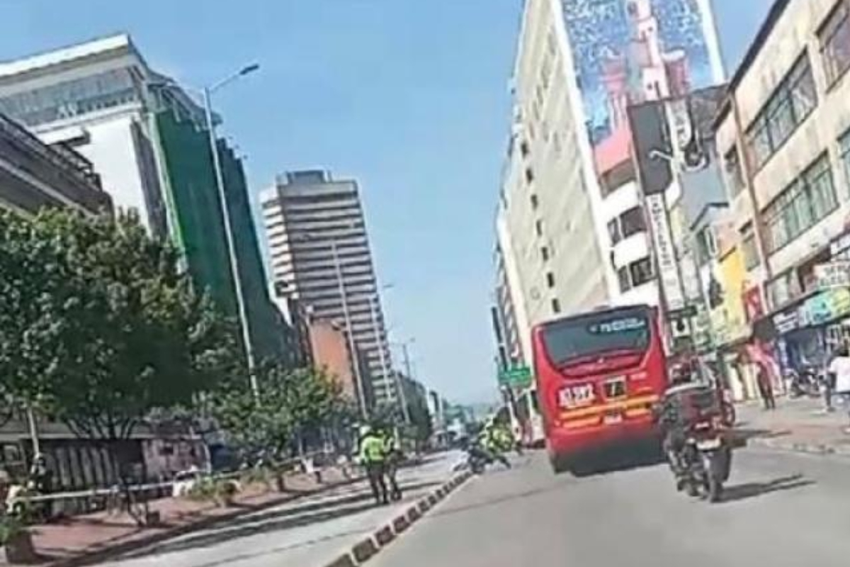 Peatón murió arrollado por bus de Transmilenio en el centro de Bogotá. Hay un largo trancón y se desconocen las causas de este incidente. 
