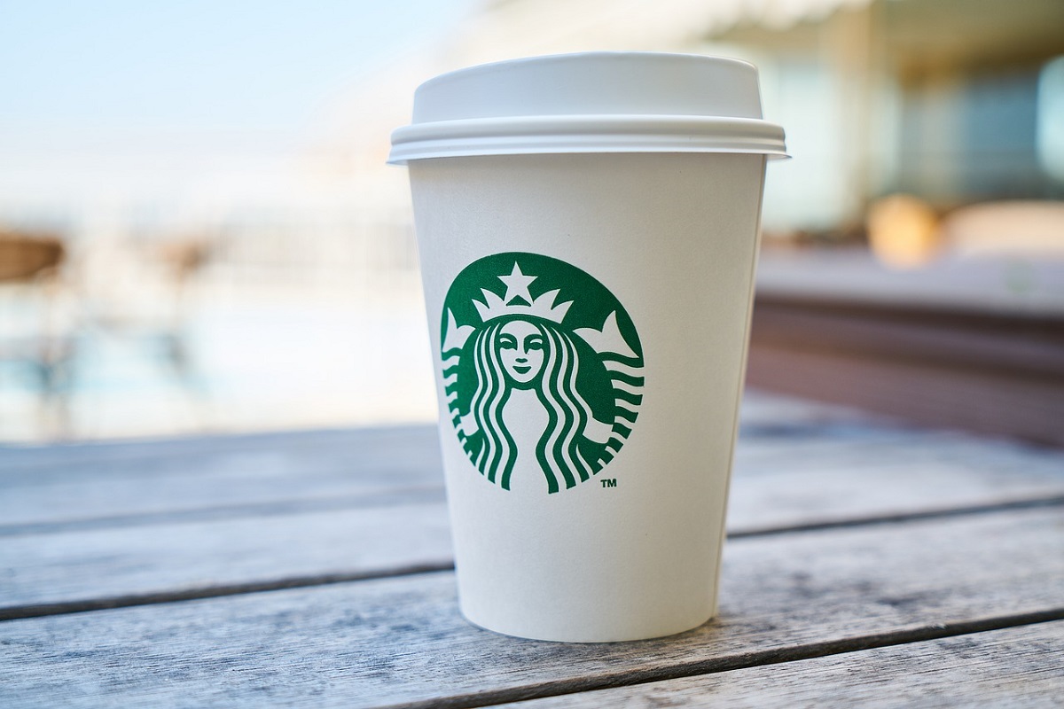 Por qué Starbucks ya no pone mensajes a los clientes en Colombia en sus vasos