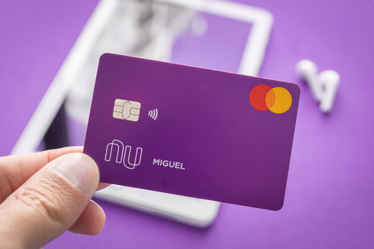 Nubank hace anuncio a sus clientes con una nueva cuenta para pagos en el exterior. El nuevo servicio se hará con una tarifa de conversión del 0,9 %.