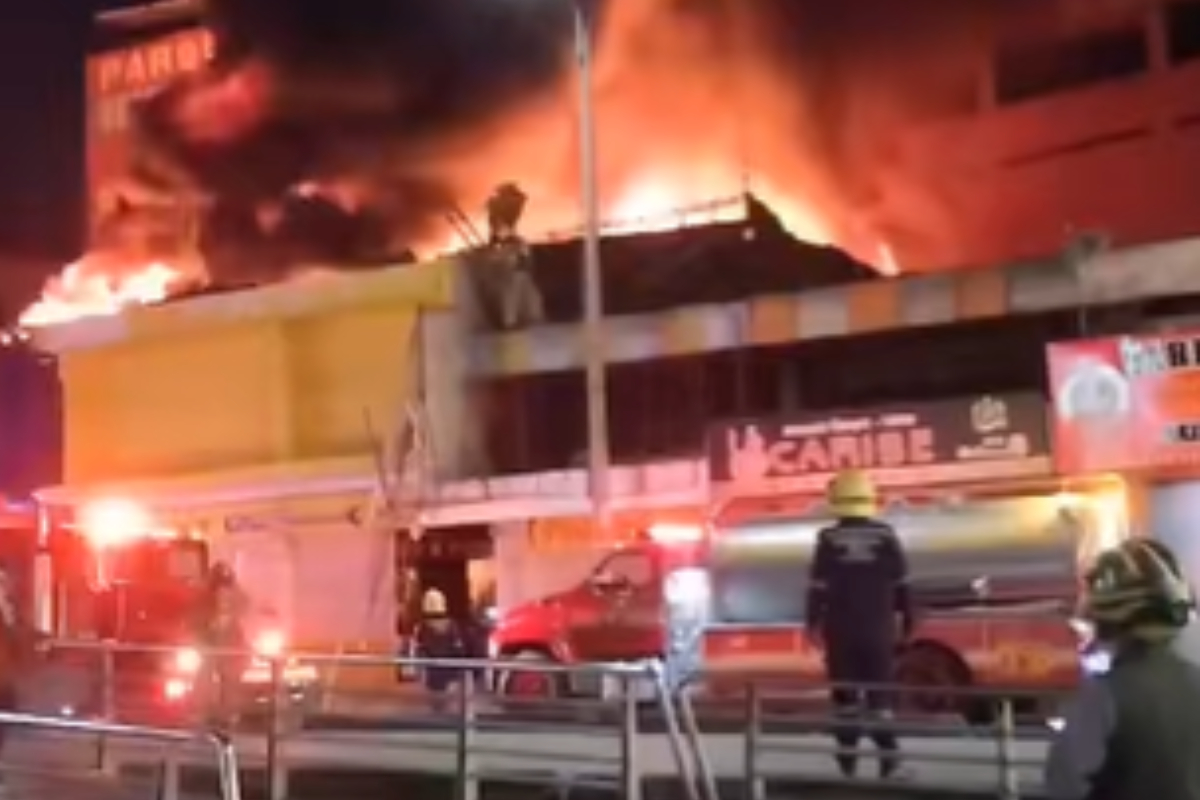 Grave incendio en Cali: las llamas consumen varios locales comerciales en la ciudad y en negocios dedicados a la comercialización de pinturas y plásticos. 
