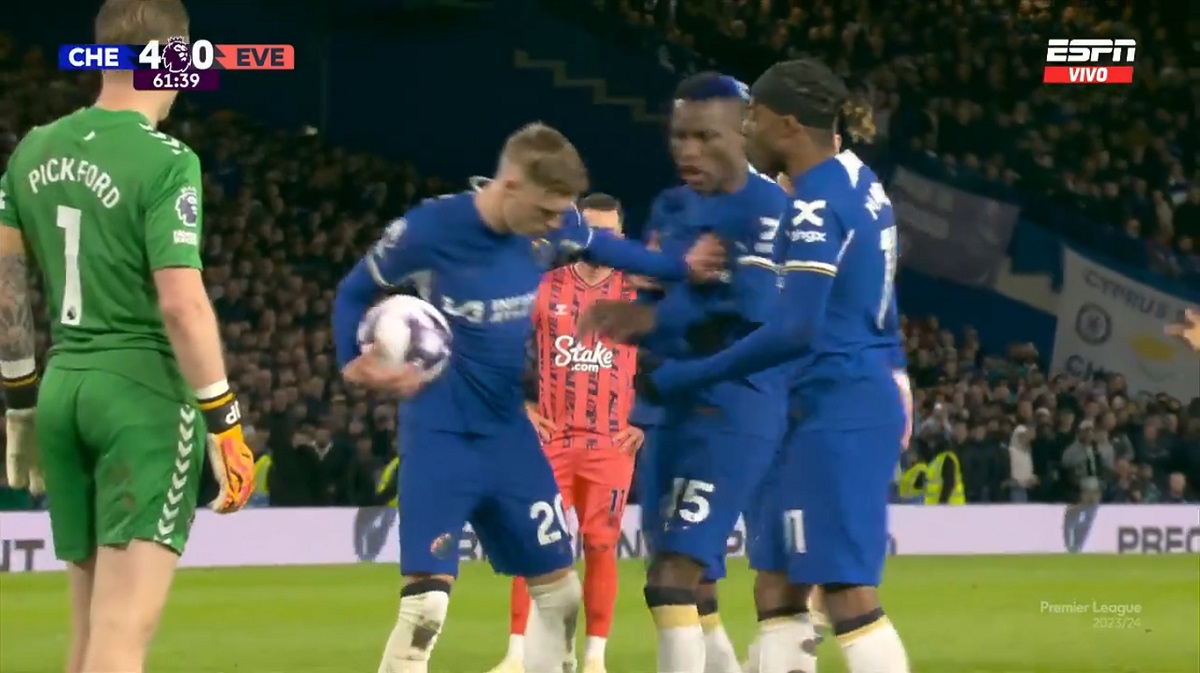 Jugadores del Chelsea se pelearon por patear penal en goleada 6-0 ante Everton