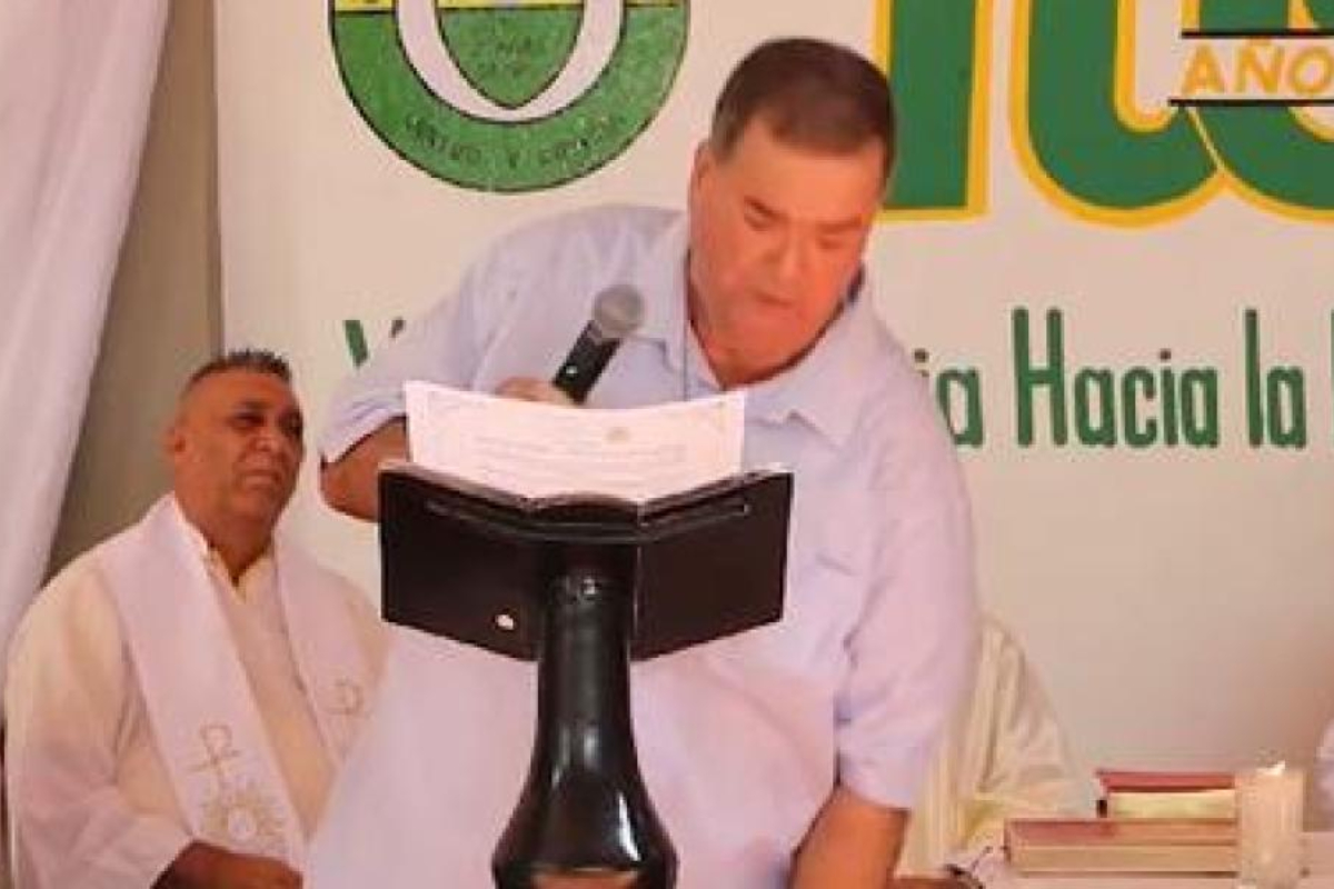 Al alcalde de Sabanalarga, Atlántico, se le cayeron los pantalones en pleno discurso y se tomó con humor el suceso: "He bajado 8 kilos", dijo en broma. 
