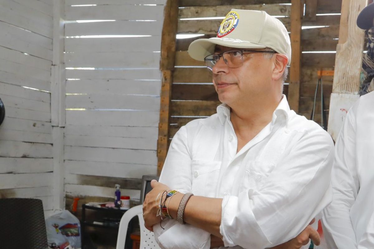 Petro se disculpa con Ecuador por racionamiento de energía: dice sentirlo "mucho"