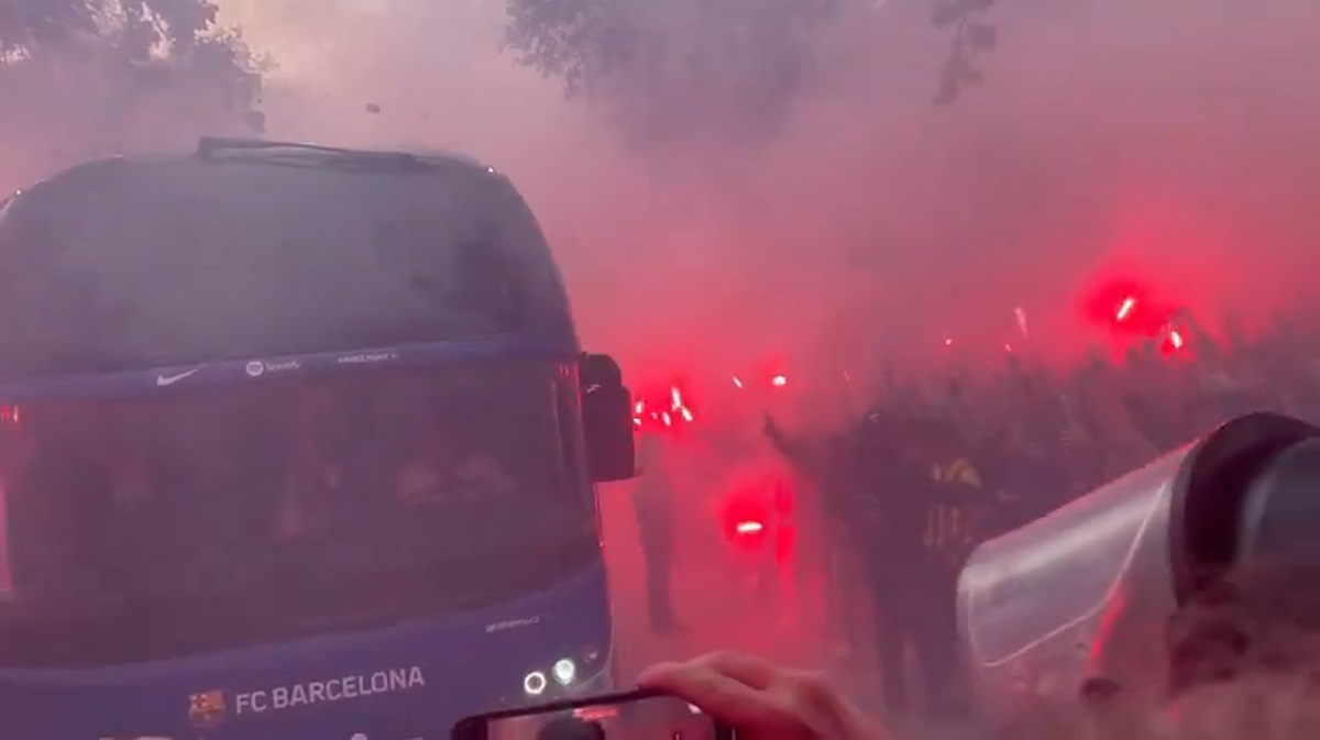 Hinchas de Barcelona atacaron el bus de su equipo antes del partido ante el PSG: video y qué pasó