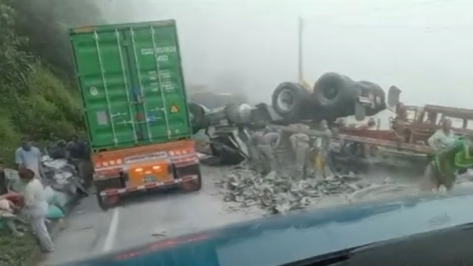 Accidente de tránsito Antioquia: tractomula se volcó y se robaron el cargamento