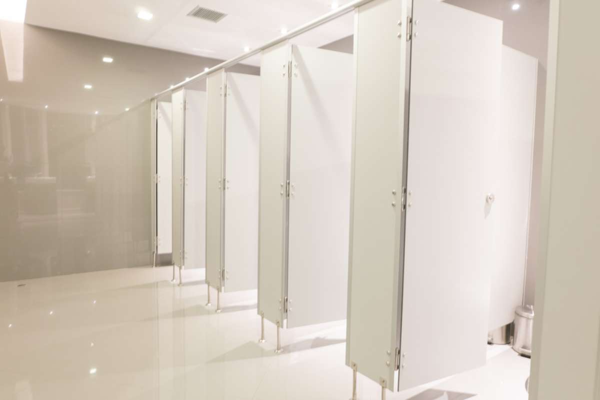 Foto de sanitarios en centro comercial, en nota de por qué los baños públicos tienen un espacio abajo