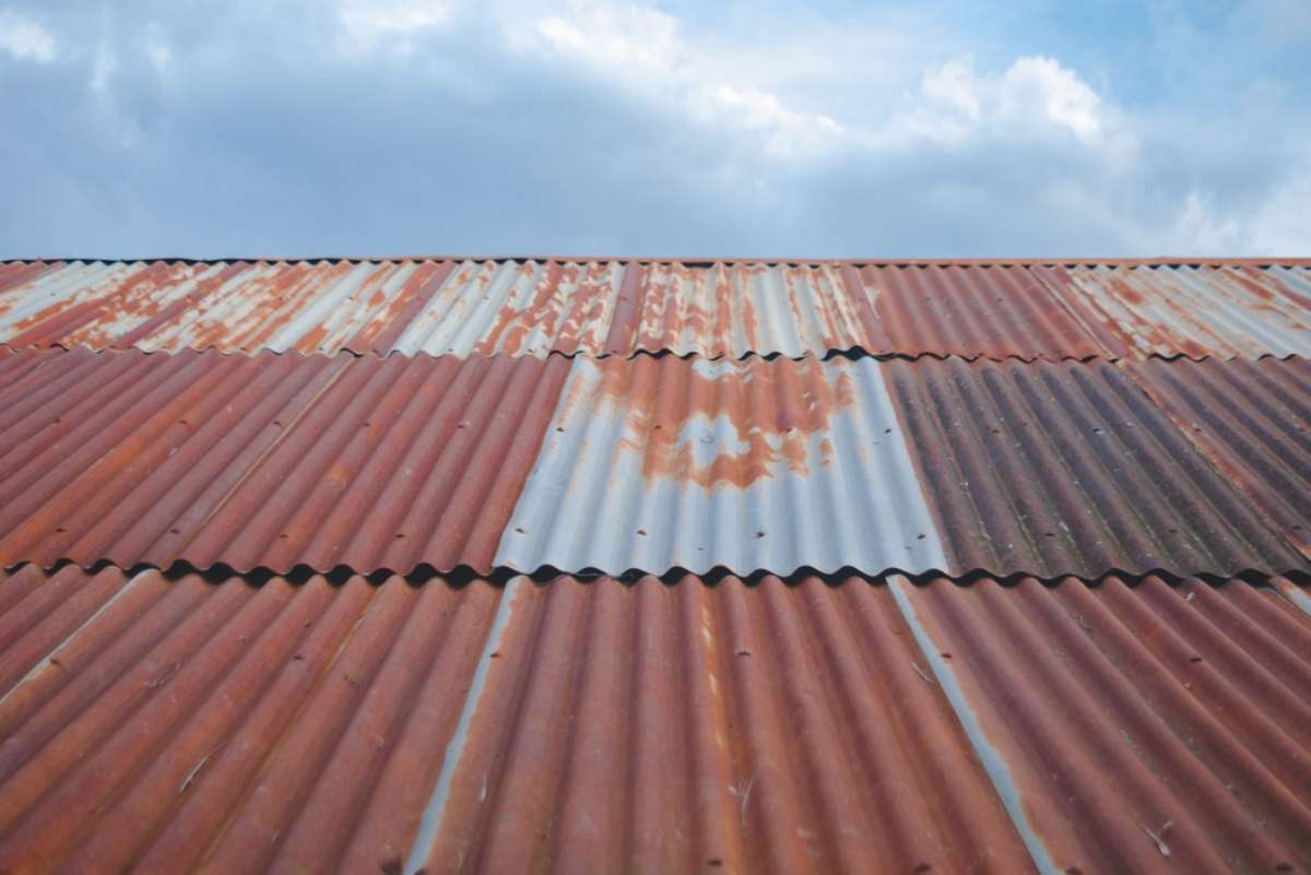 Foto de tejado oxidado, en nota de cómo quitar el óxido de un techo con trucos caseros.