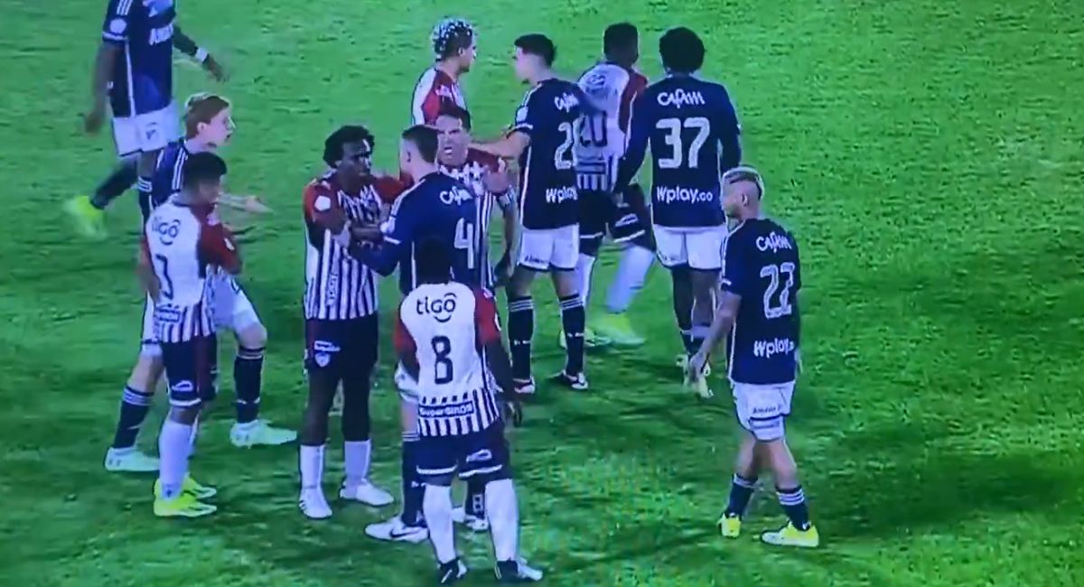 Jugadores del Junior de Barranquilla le regalaron el balón a los de Millonarios en señal de protesta al polémico gol de Leonardo Castro.