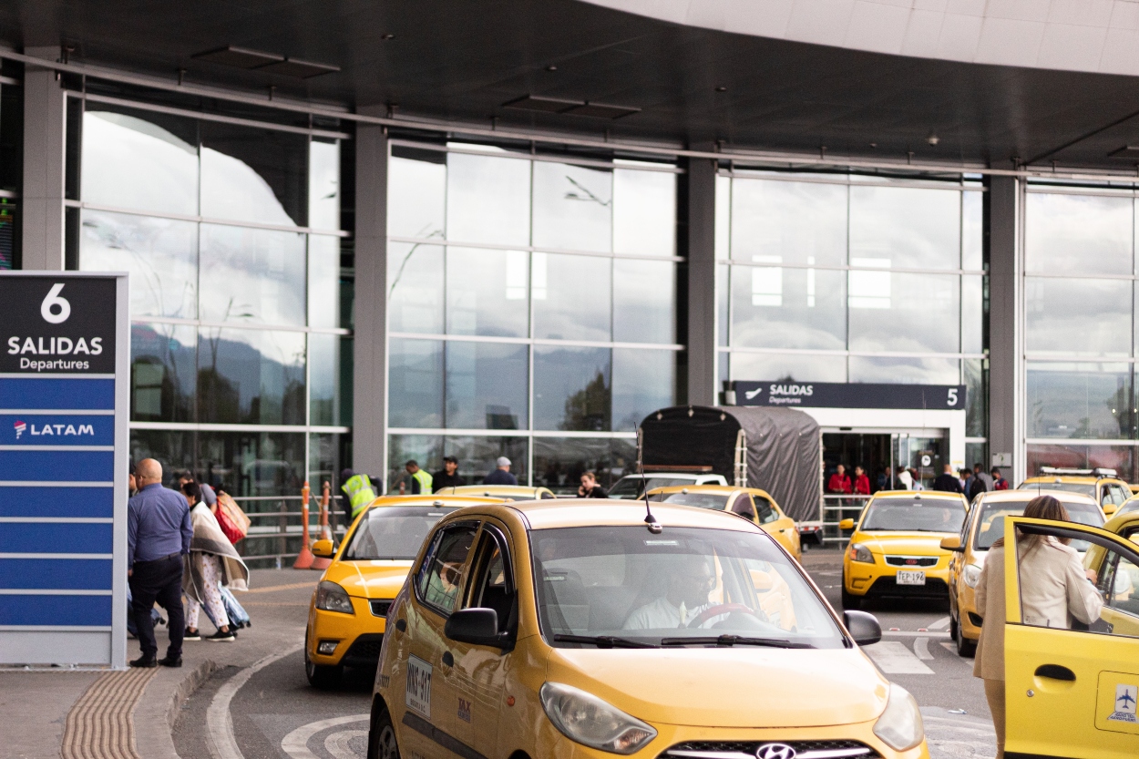 Taxistas y motociclistas lograron un acuerdo para no bloquear las vías al Aeropuerto El Dorado