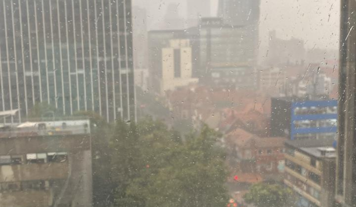 Ciudadanos, alegres por lluvias en Bogotá; en algunas zonas se 'partió el cielo'
