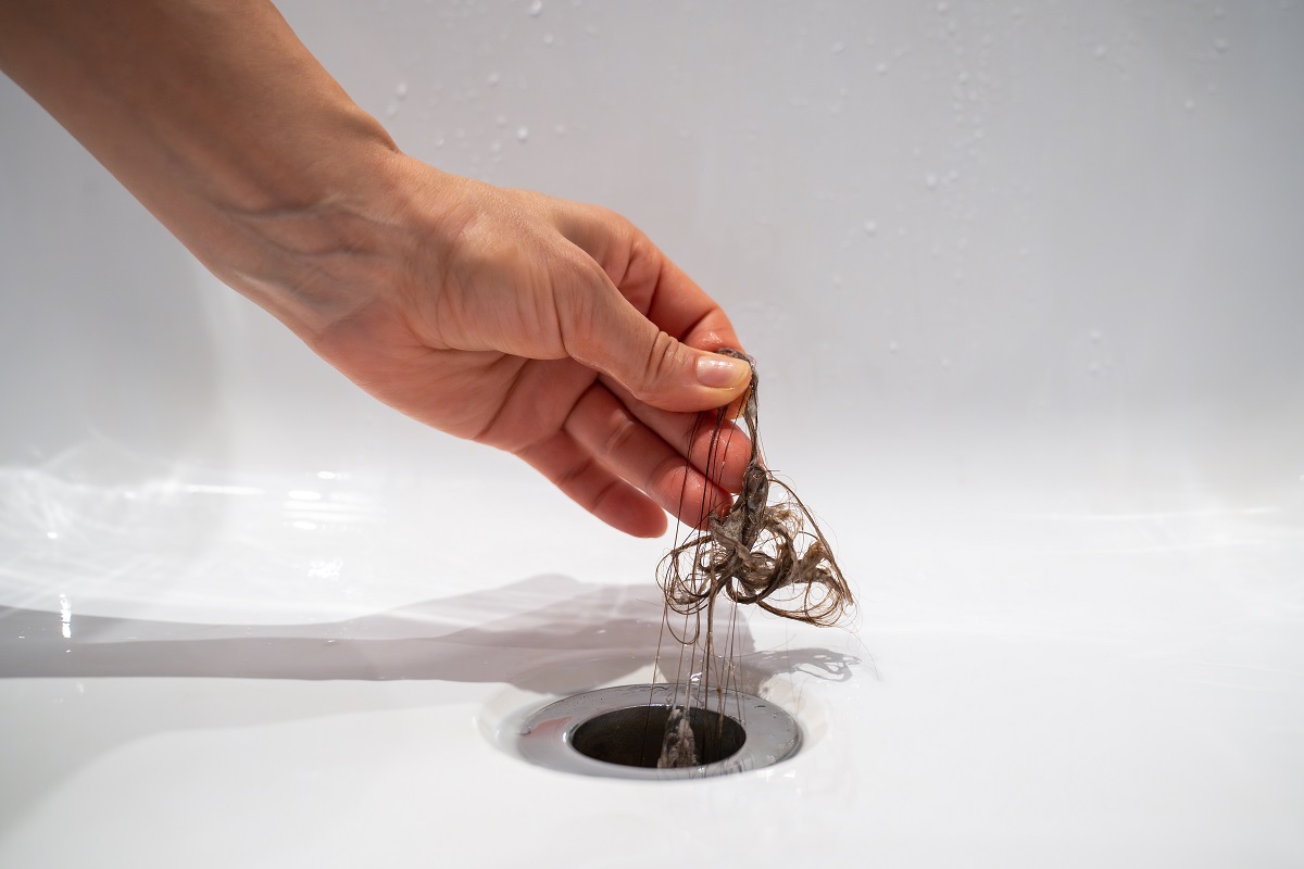 Cómo se puede hacer para evitar que los sifones y tuberías de la ducha queden bloqueados con pelos.