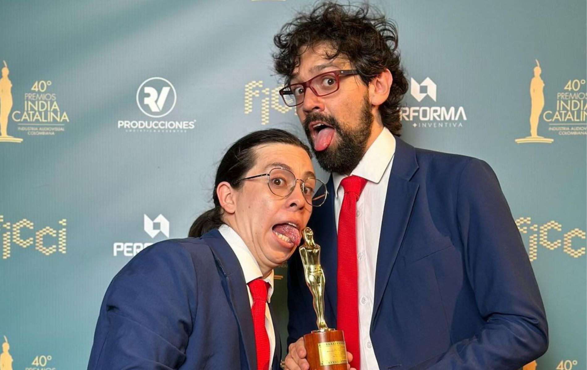 Premios india Catalina: 'Fucks News' recibió premio en pantaloneta de baño.