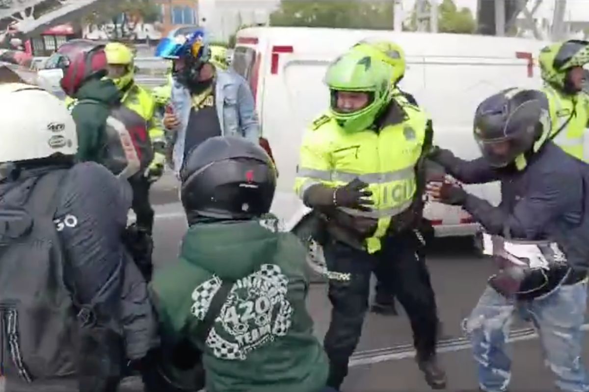 Protestas en la calle 80 de Bogotá hoy, por parte de motociclistas, crea trancón