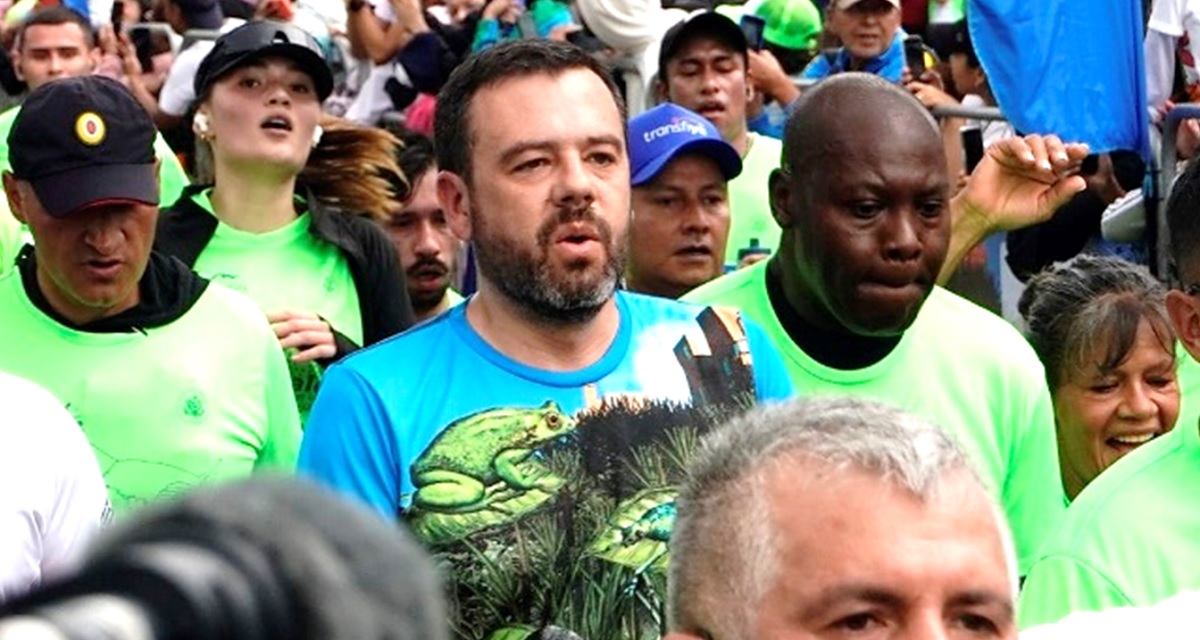 Carlos Fernando Galán,  en Carrera Verde de Bogotá; corrió pese a marchas.