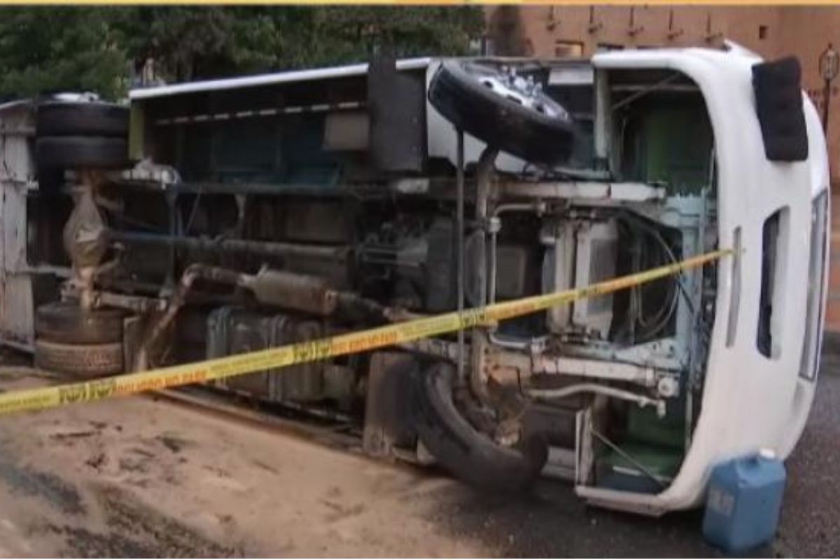 Accidentes de tránsito hoy Bogotá: ruta escolar se volcó en Unicentro y más