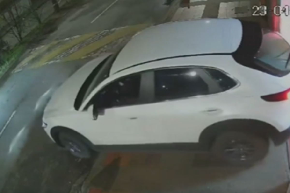 Dos mujeres fueron golpeadas en Bogotá y les robaron su camioneta Mazda de alta gama. Los ladrones las intimidaron en un garaje. 