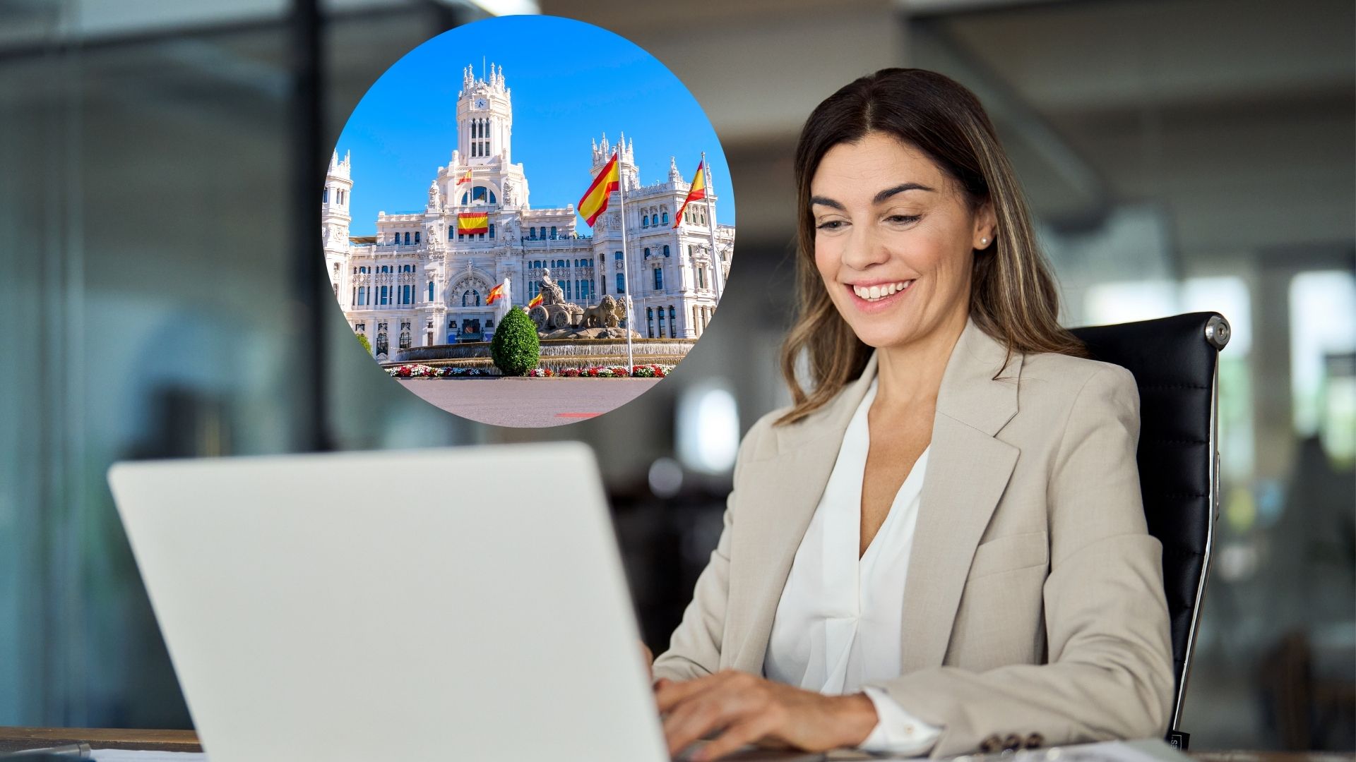 Imagen de mujer en computador por nota sobre trabajo en España para colombianos