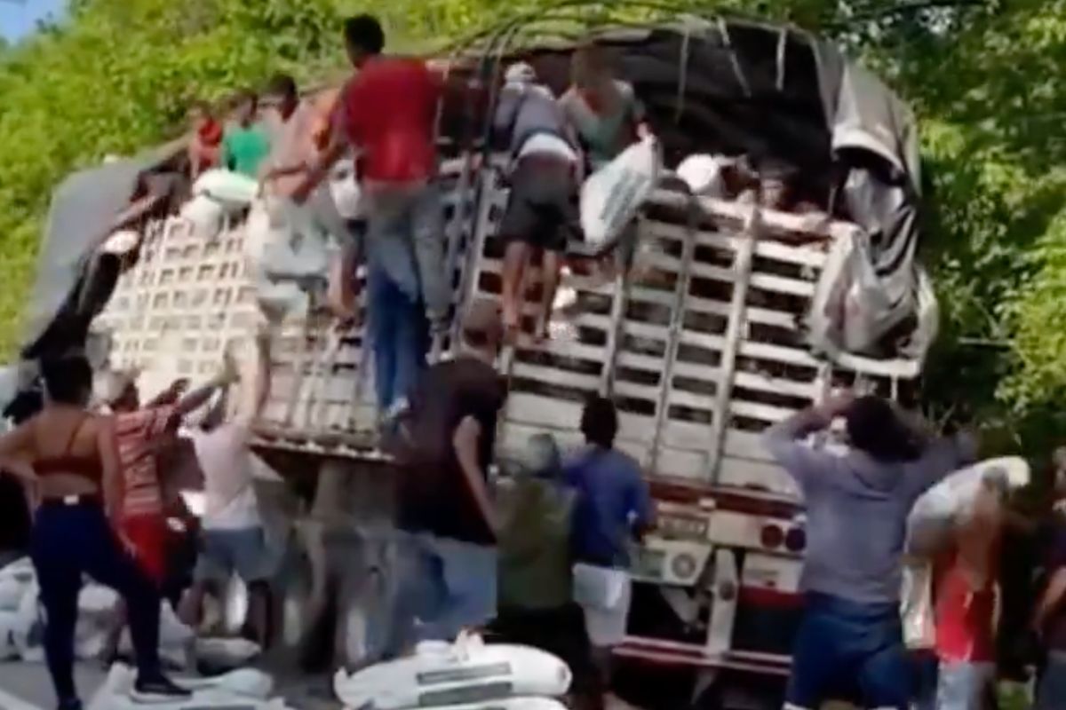 Robo a camionero en vía quedó en video: decenas de personas saquearon mercancia