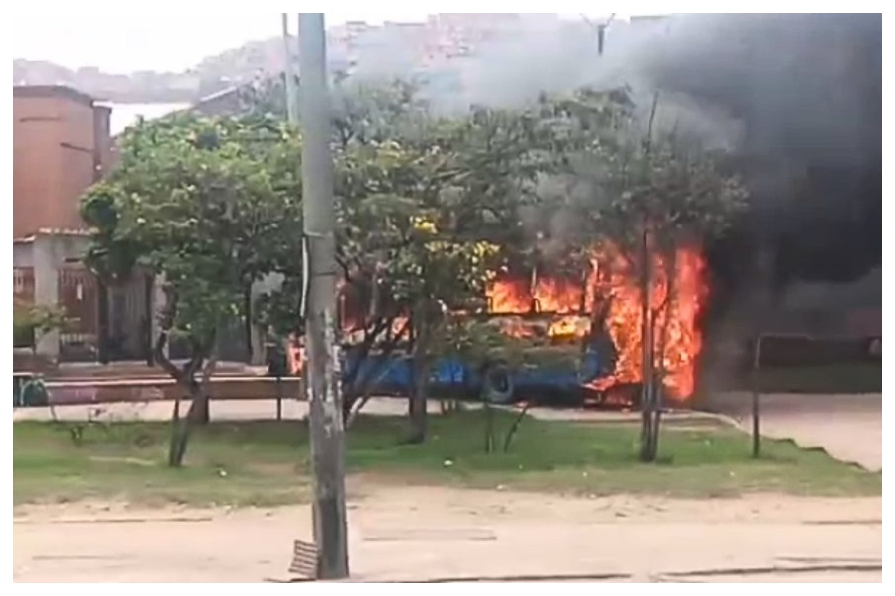Transmilenio se pronunció luego de que encapuchados encendieran bus del SITP en centro de Bogotá 