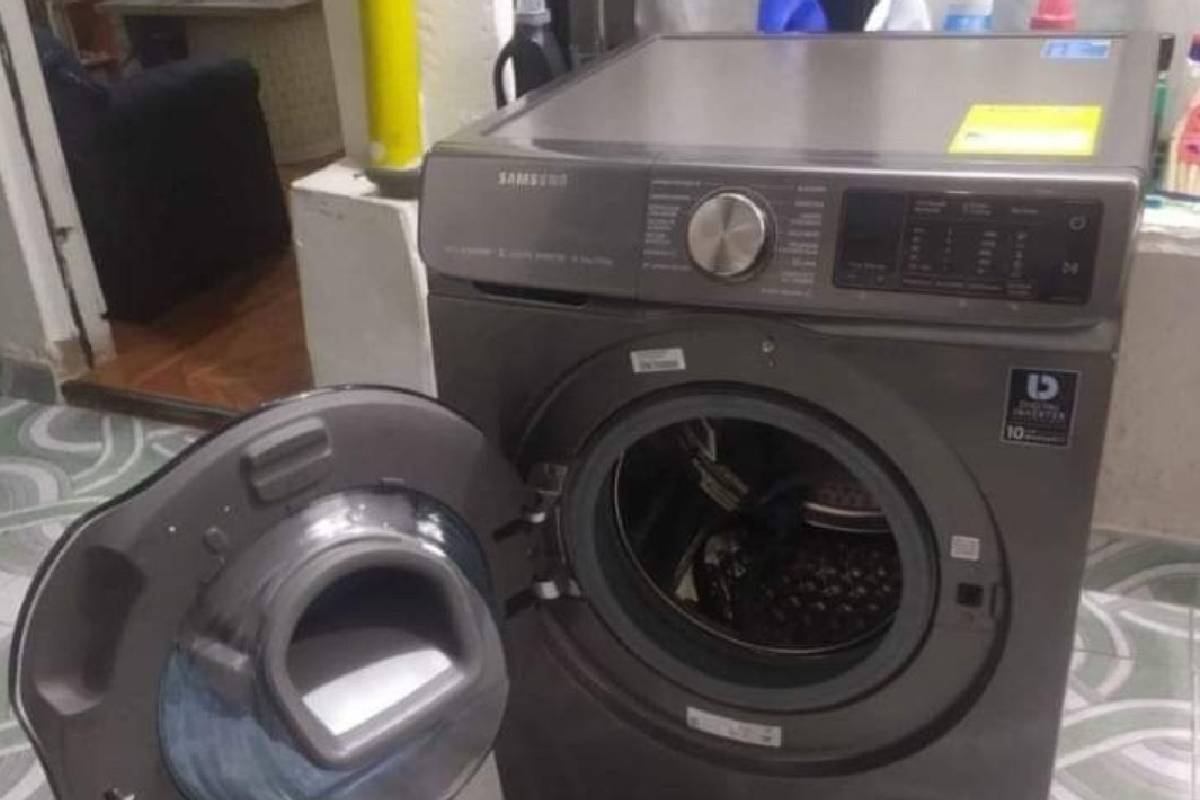 Foto de lavadora, en nota de cómo eliminar las manchas negras de ese electrodoméstico con truco casero y muy sencillo