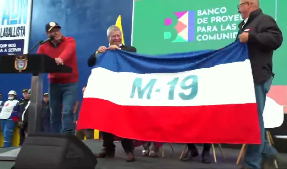 Gustavo Petro, que sacó bandera del M-19 en colegio de Zipaquirá, río y se justificó