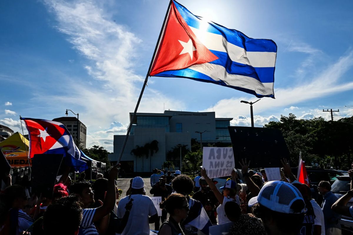 Trece manifestantes cubanos reciben duras sentencias de hasta 15 años de cárcel