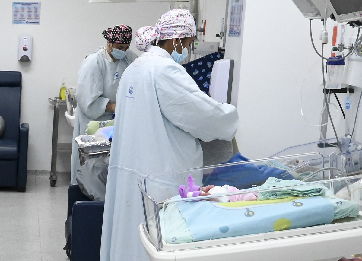 New born babies are pictured at a maternity room at the Versalles Clinic in Cali, Colombia, on October 21, 2022 (Photo by JOAQUIN SARMIENTO / AFP)