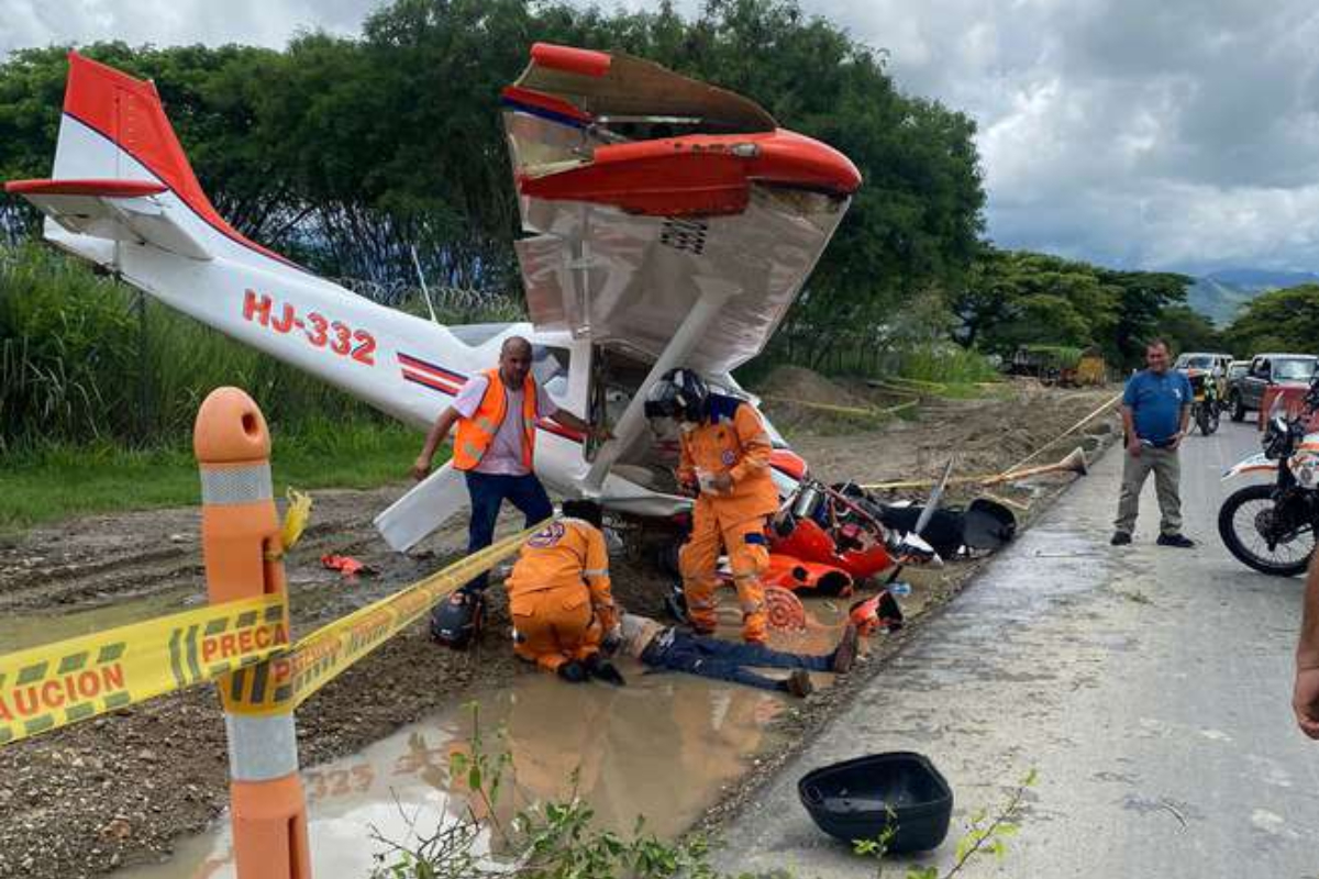 Identificaron al dueño de la avioneta que se accidentó contra un motociclista en el Valle del Cauca. La aeronave cayó sobre la moto. 