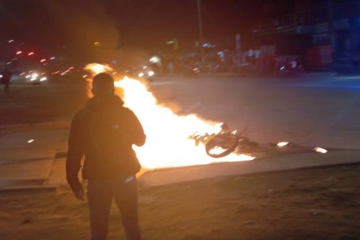 Moto de la Policía fue incendiada en Bogotá durante las protestas del 28 de abril. Las autoridades tuvieron que intervenir para retomar el control. 