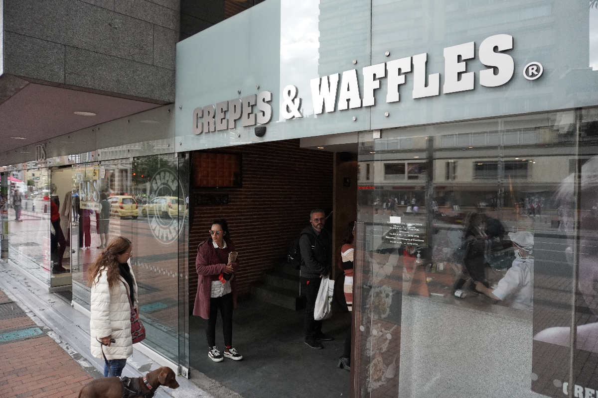 Crepes & Waffles advierte por estafas en ofertas de empleo.