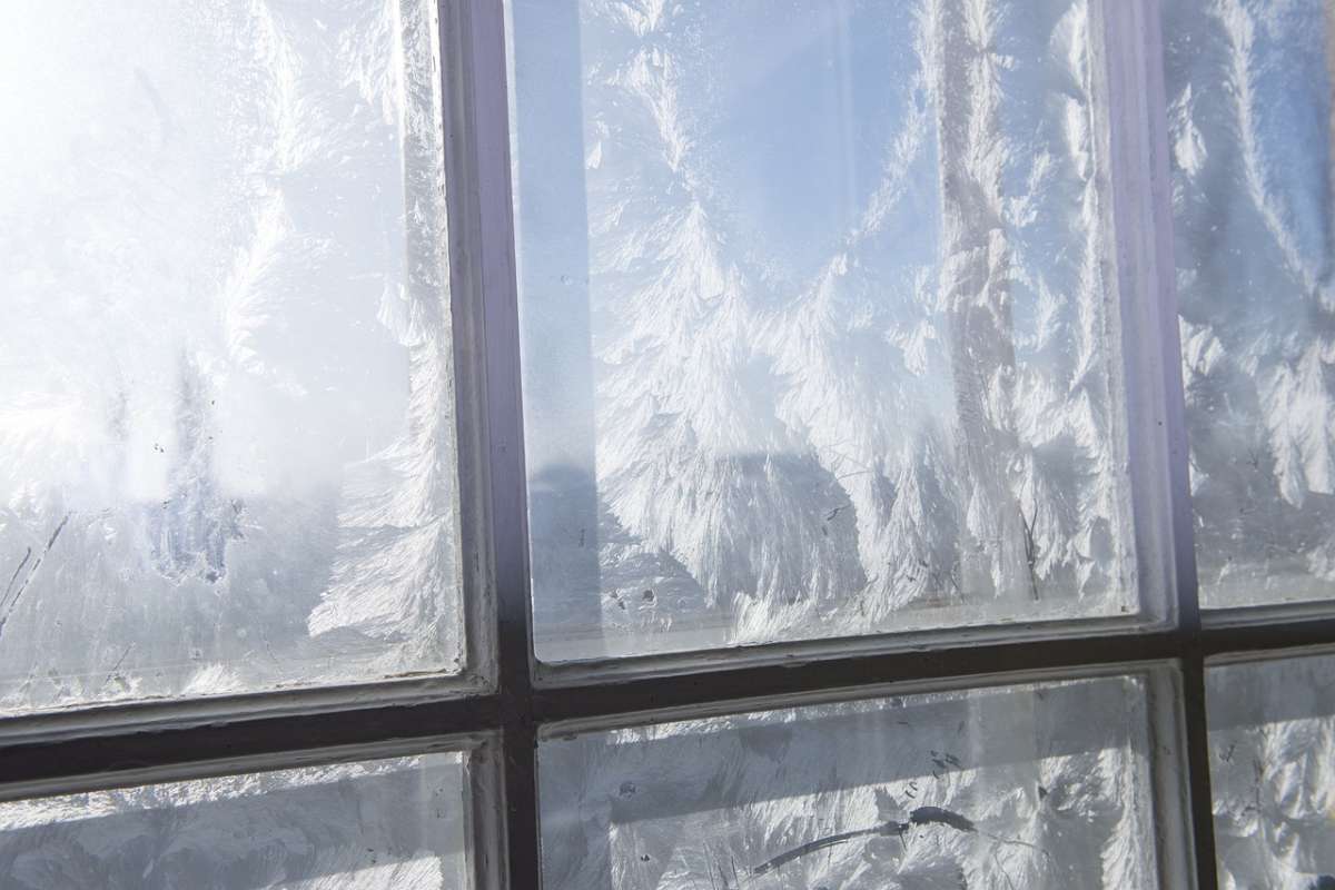 Foto de vidrio helado, en nota sobre cómo tapar la ventana para que no entre el frío con trucos caseros y muy baratos