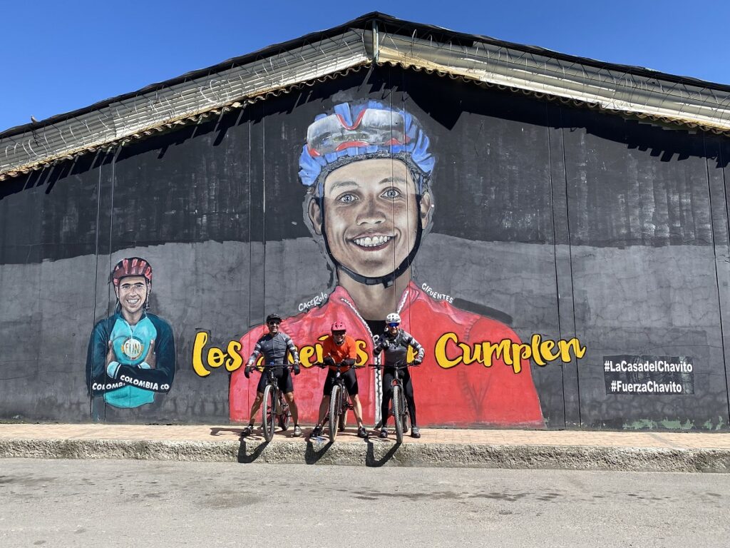 Ciclistas junto al mural de Esteban Chaves en Tenjo - Luisa Fernanda González