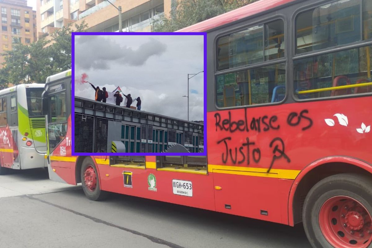 Marchas en Bogotá hoy: vandalizan locales, buses y estaciones de Transmilenio durante movilizaciones. Varios quedaron con grafitis. 