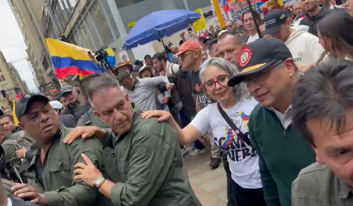 Gustavo Petro, rodeado de escoltas, se unió a las marchas del Día del Trabajo en Bogotá