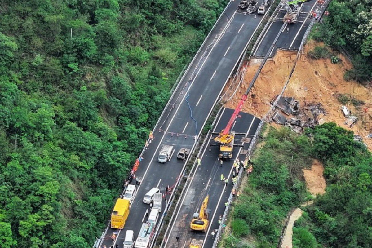 Hundimiento de carretera en China ha dejado hasta el momento 48 personas muertas y 30 heridos por un desastre natural. 