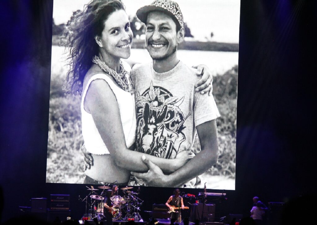 Natalia Jiménez y Rodrigo Monsalve, a quienes rindieron homenaje en concierto de Caifanes. / Pulzo - Felipe Barrera. 