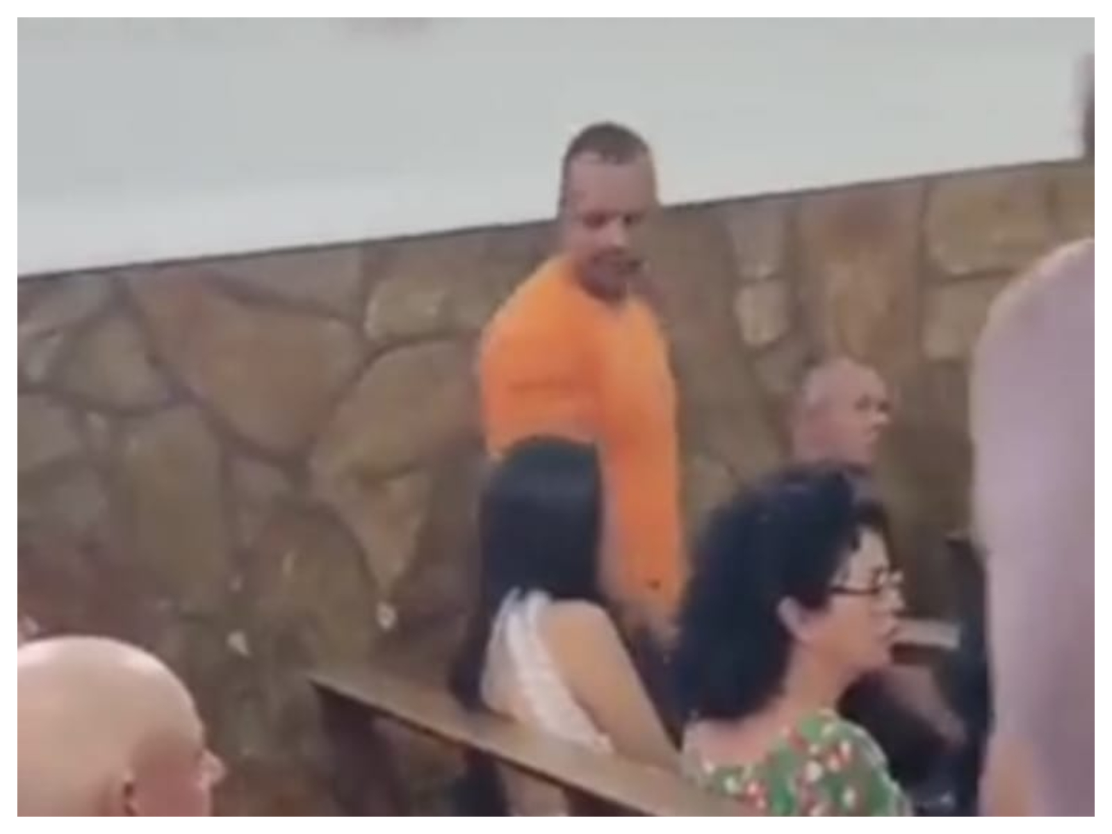 Video viral de una infidelidad en iglesia de Brasil. Mujer encontró a su esposo con la amante